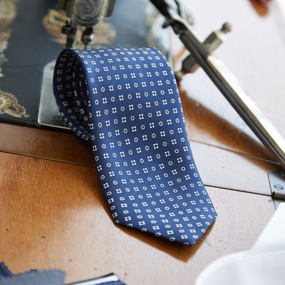 Cravatta fantasia in pura seta blu con microdisegno bianco