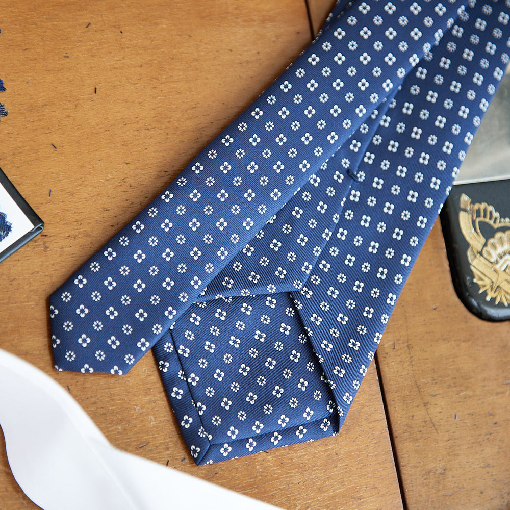 
                  
                    Cravatta fantasia in pura seta blu con microdisegno bianco
                  
                